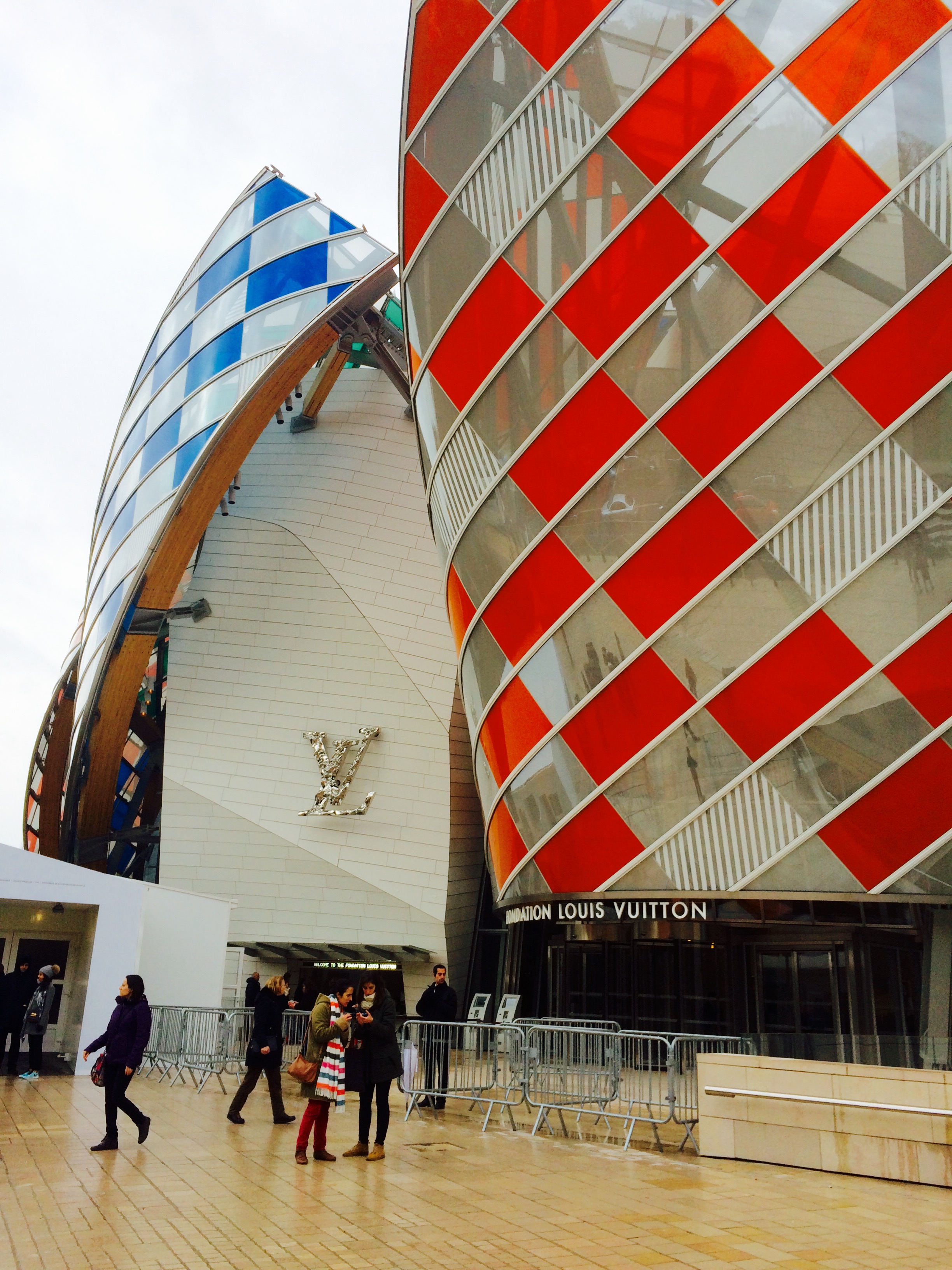 Louis Vuitton Foundation Párizs szögletes aranyhal 11