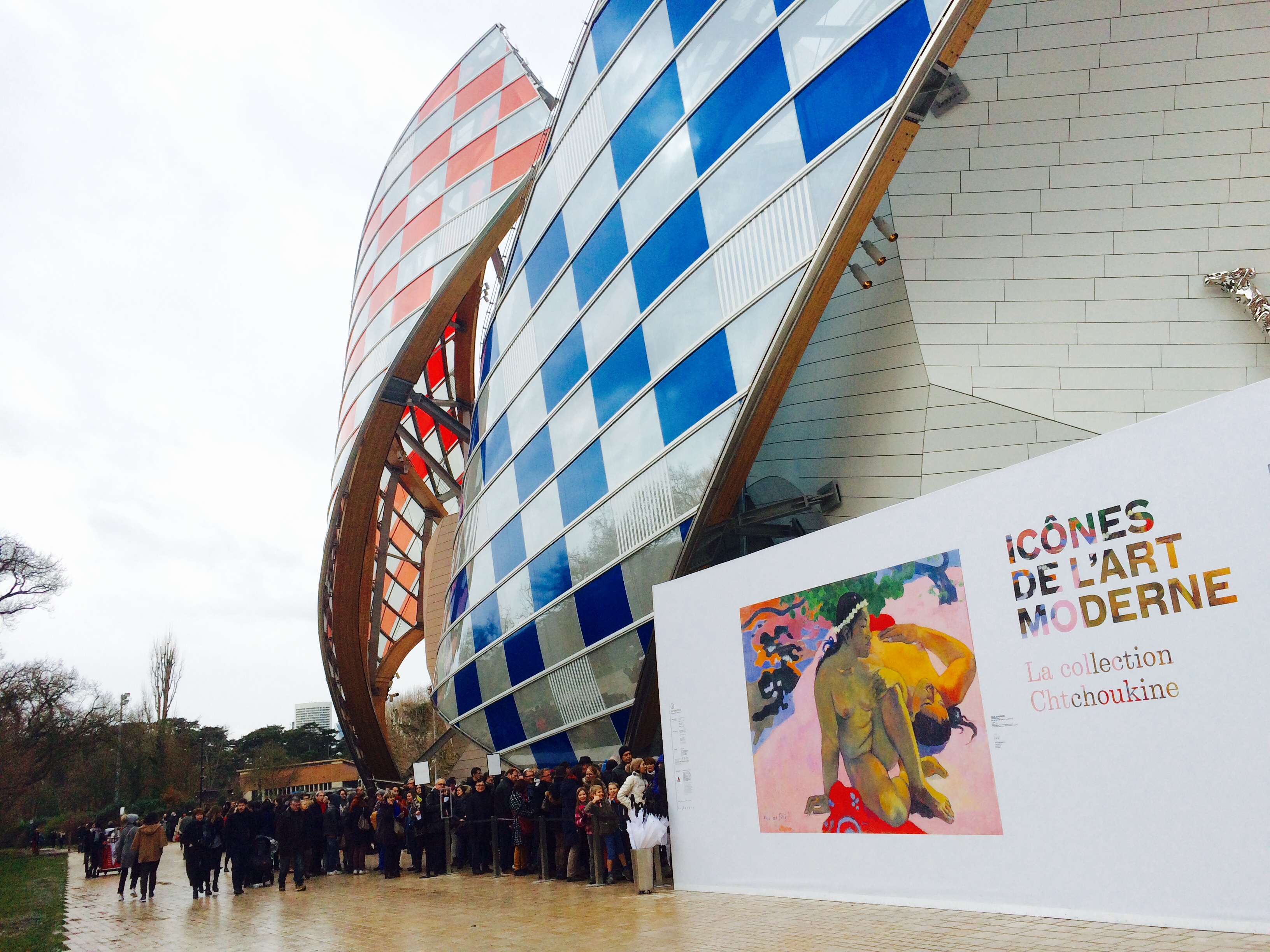Louis Vuitton Foundation Párizs szögletes aranyhal 14