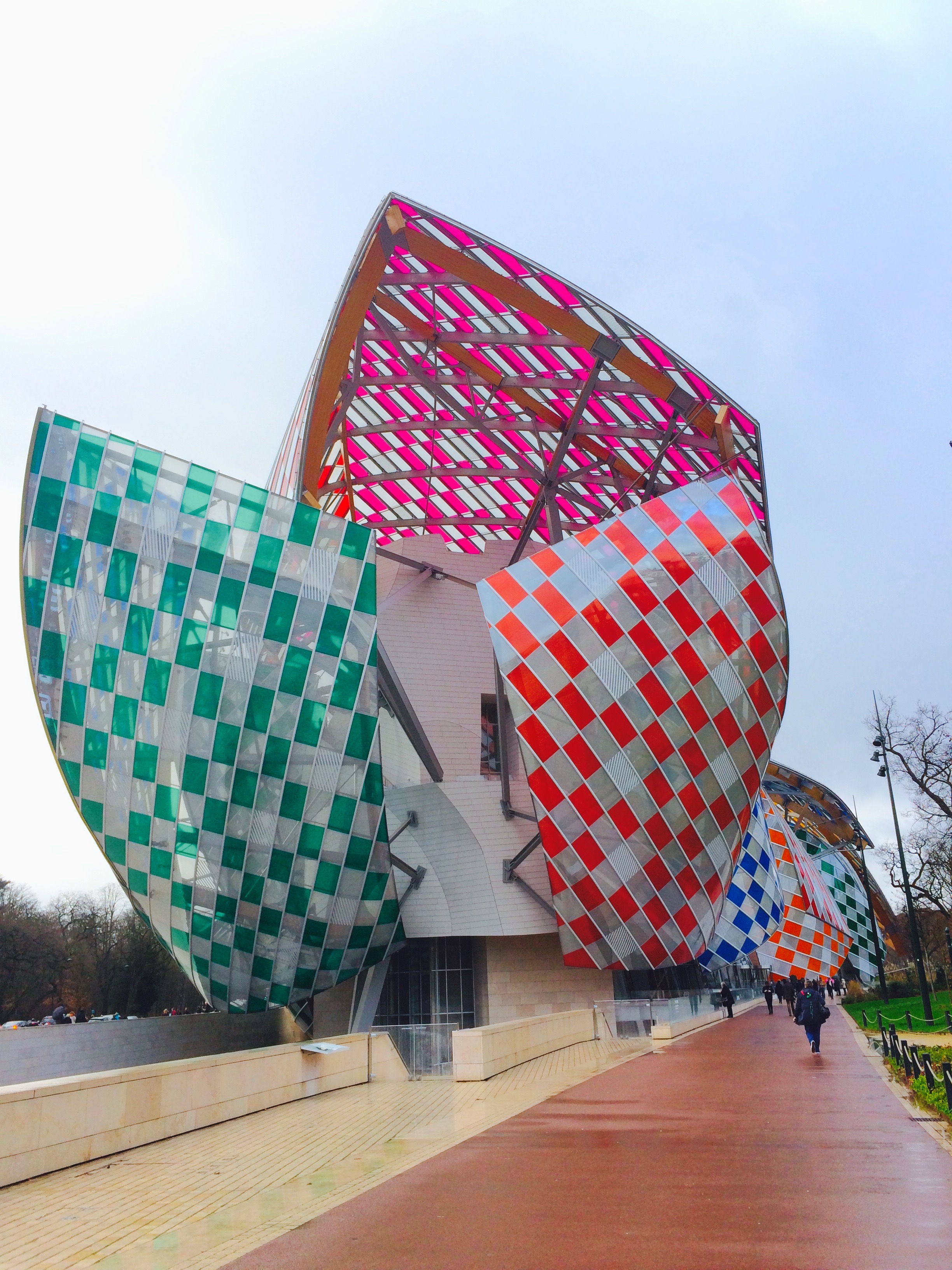 Louis Vuitton Foundation Párizs szögletes aranyhal 15