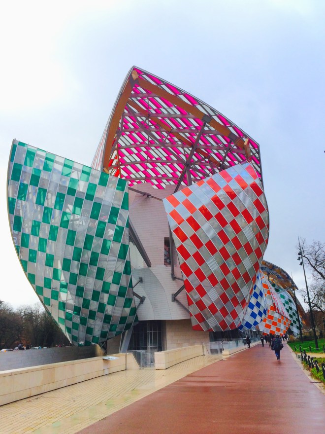 Louis Vuitton Foundation Párizs szögletes aranyhal 15
