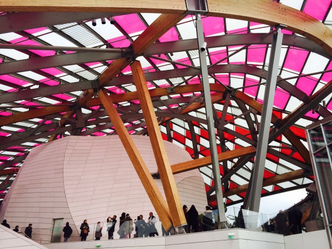 Louis Vuitton Foundation Párizs szögletes aranyhal 17