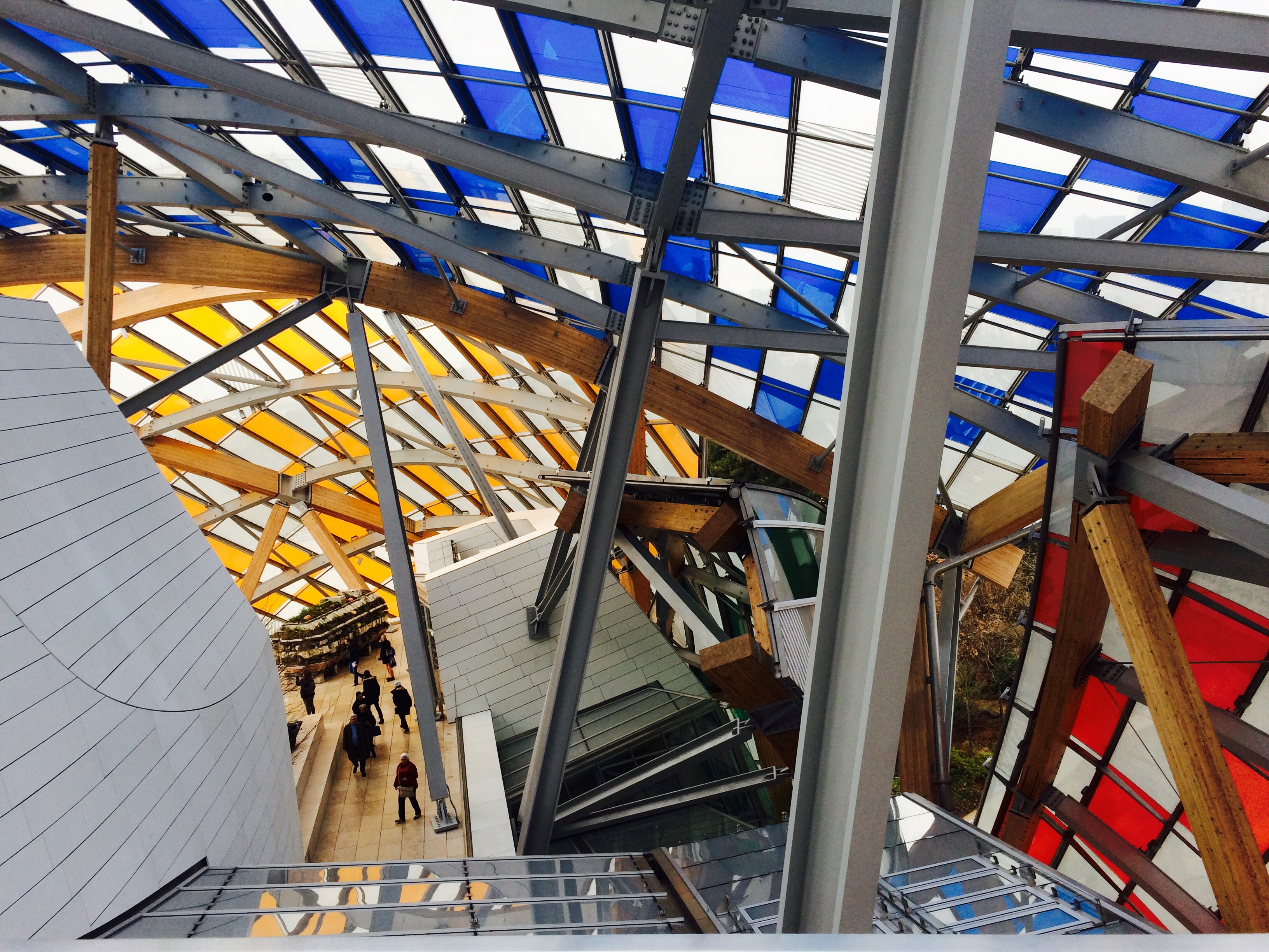 Louis Vuitton Foundation Párizs szögletes aranyhal 18